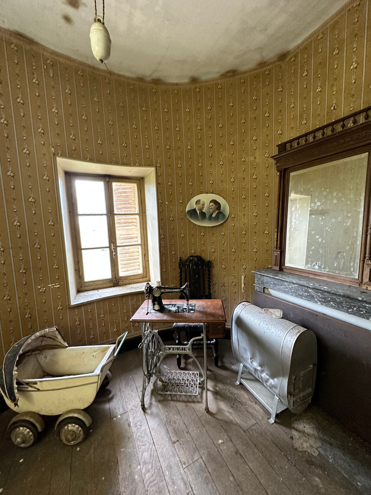 Arbeitszimmer mit Nähmaschine, Kinderwagen und stiller Unordnung