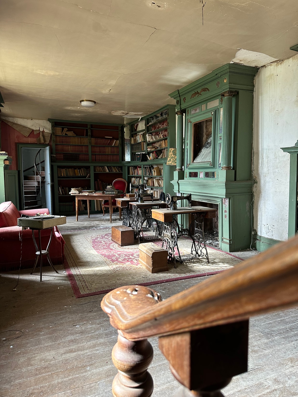 Bibliothekraum mit grünen Einbauten und Licht, das Staub sichtbar macht