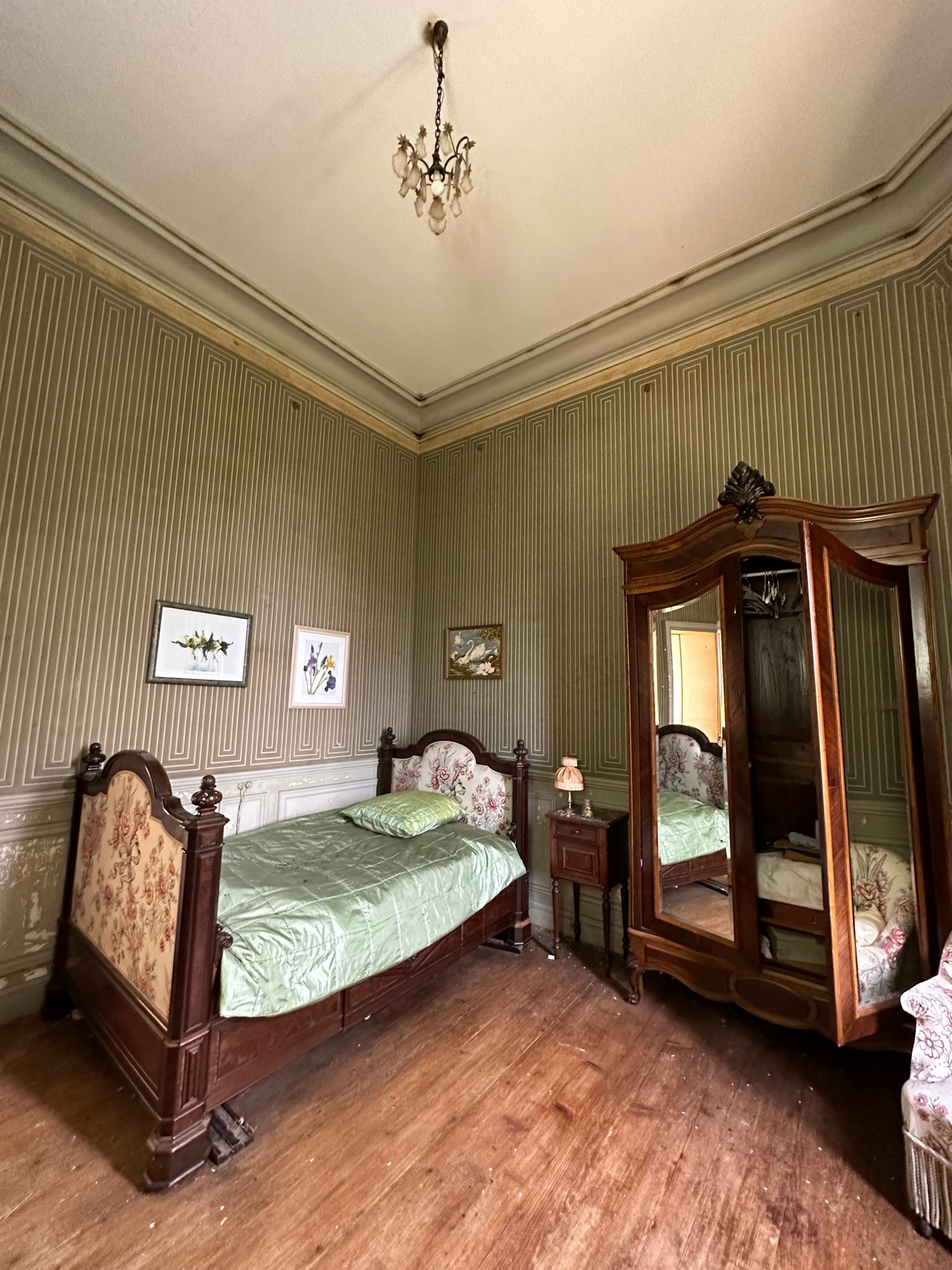 Schlafzimmer mit französischem Bett, Schrank und verblasster Atmosphäre