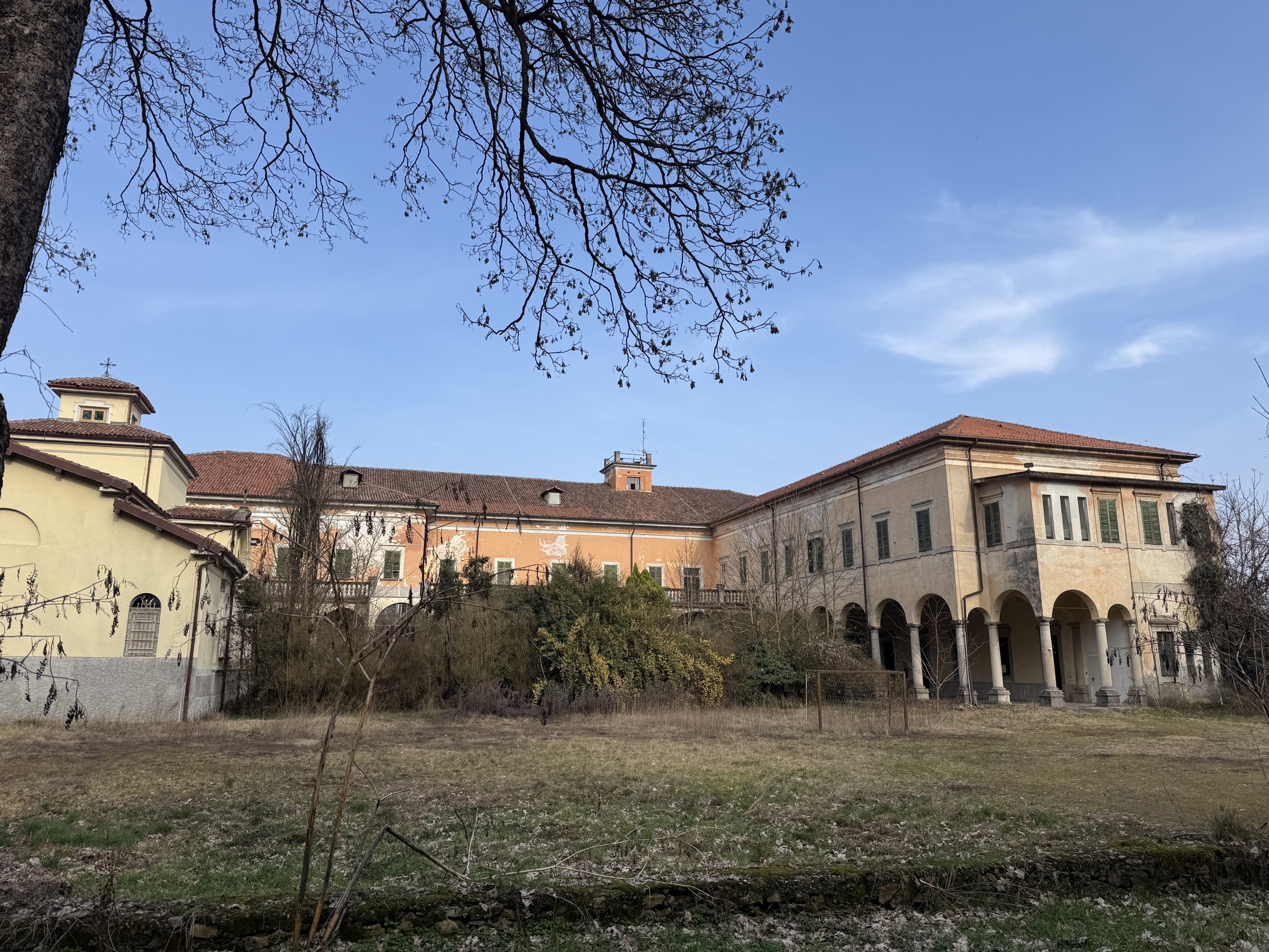Klassenzimmer mit alten Tischen und Staubschichten