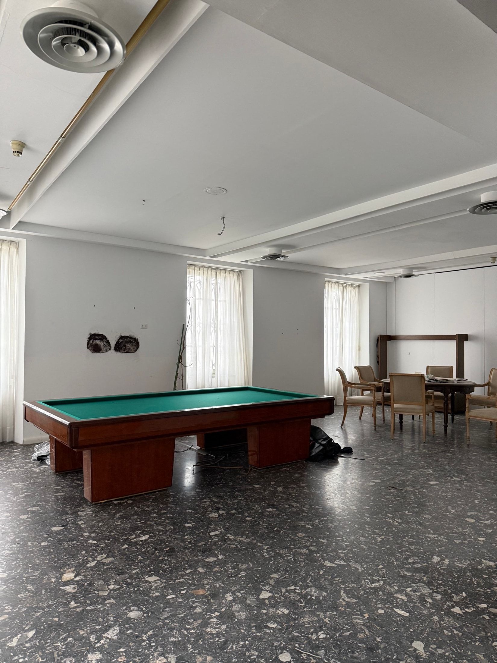 Raum mit Billardtisch, Patina und Spuren von Verfall
