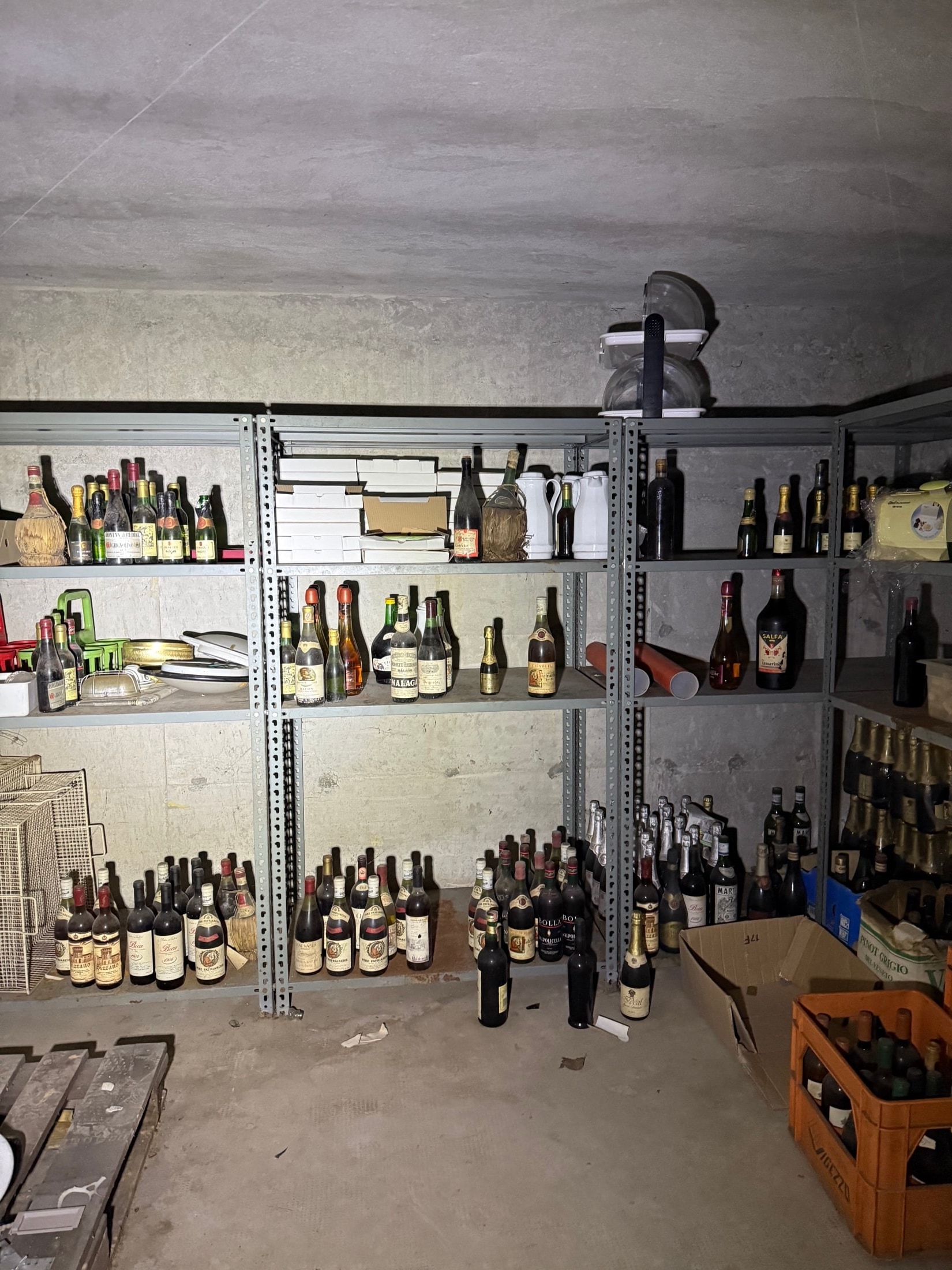 Abstellraum mit alten Flaschen und Regalreihen