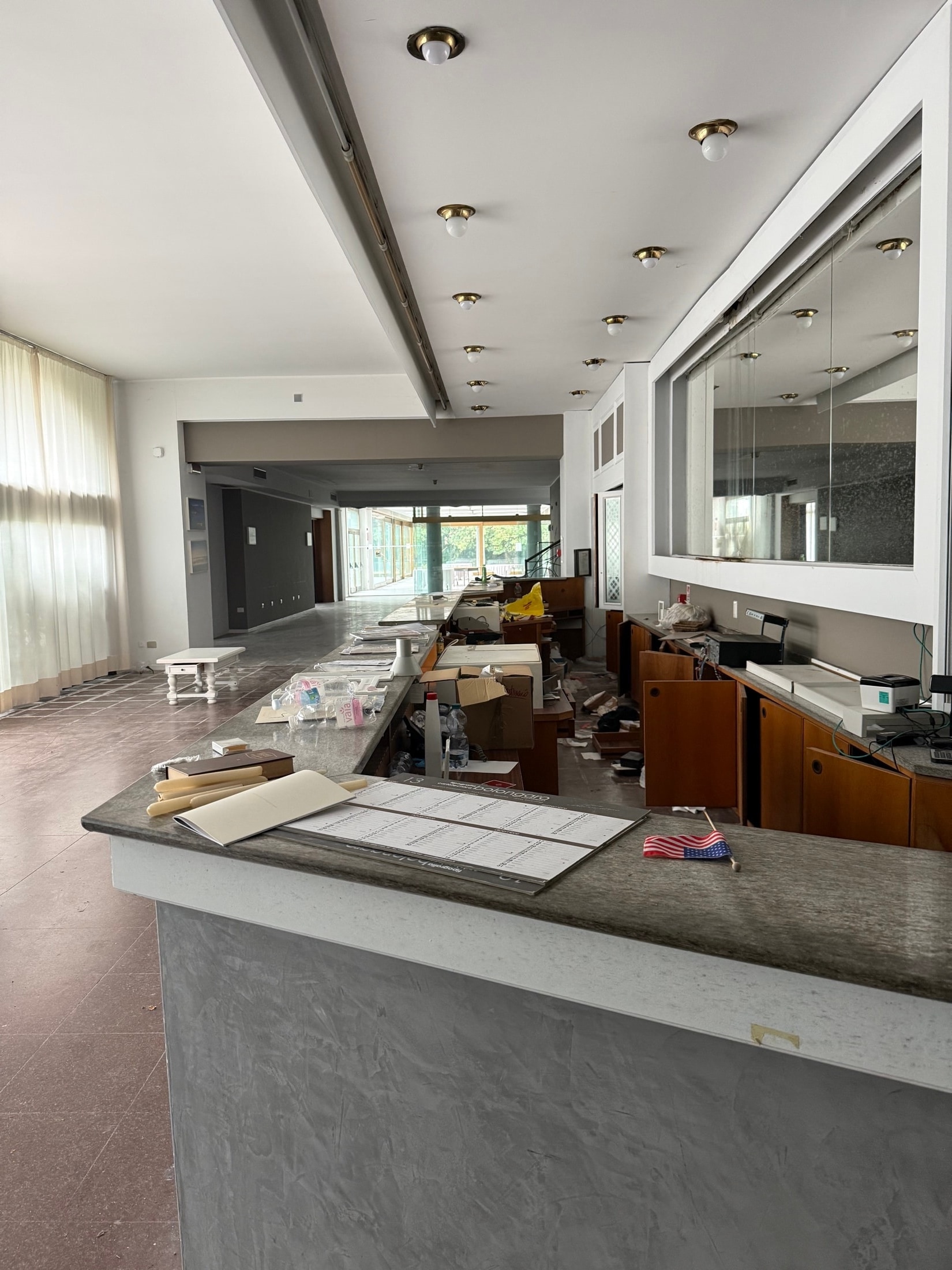 Lobby-Bereich mit zurückgelassenen Gegenständen und Staub