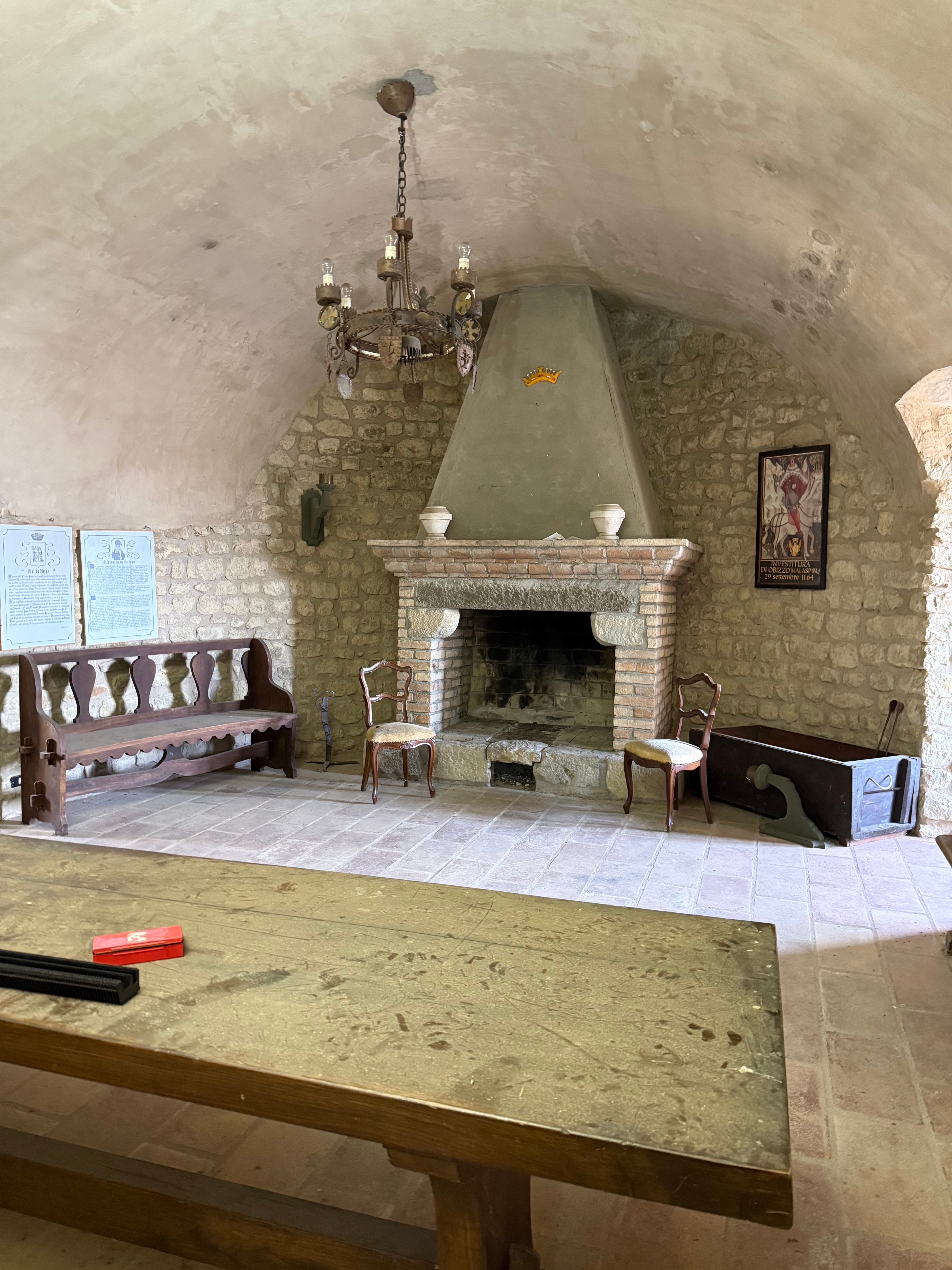 Historischer Burgraum mit massiven Steinmauern und Holzbalken