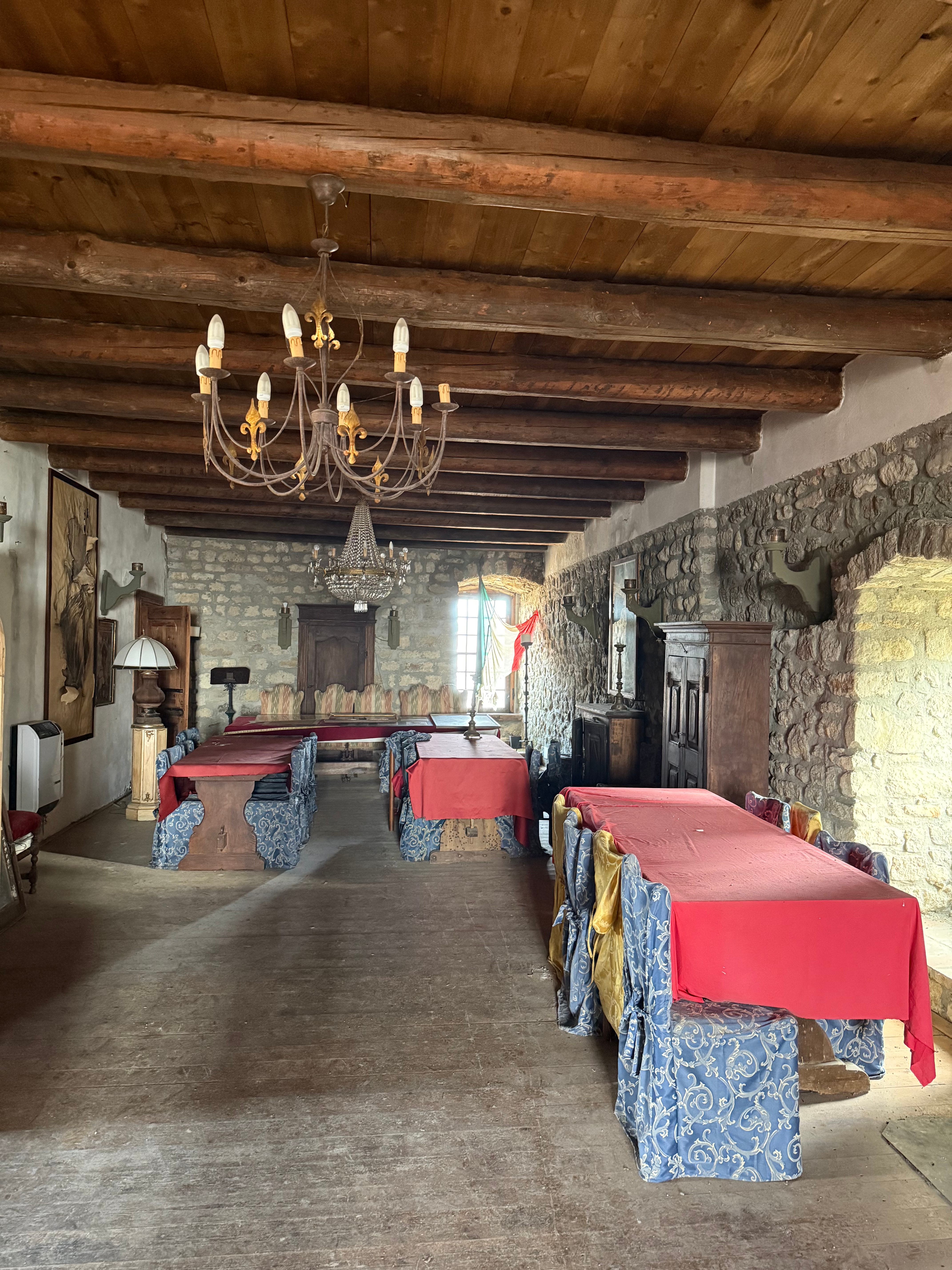 Kapellenraum der alten Burg mit Altar und Wandmalereien