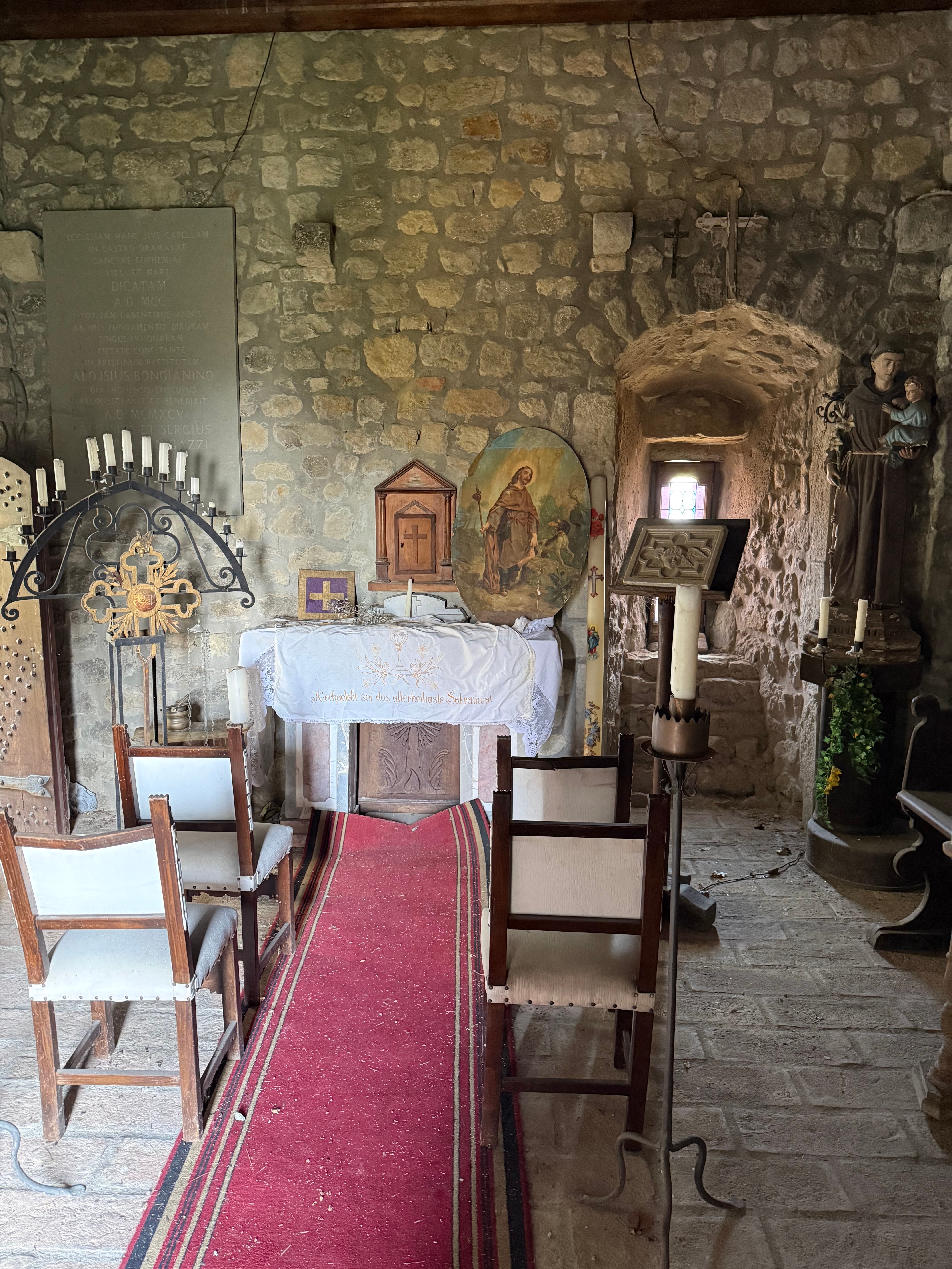 Historischer Burgsaal mit Gemälde, Kamin und Möbeln