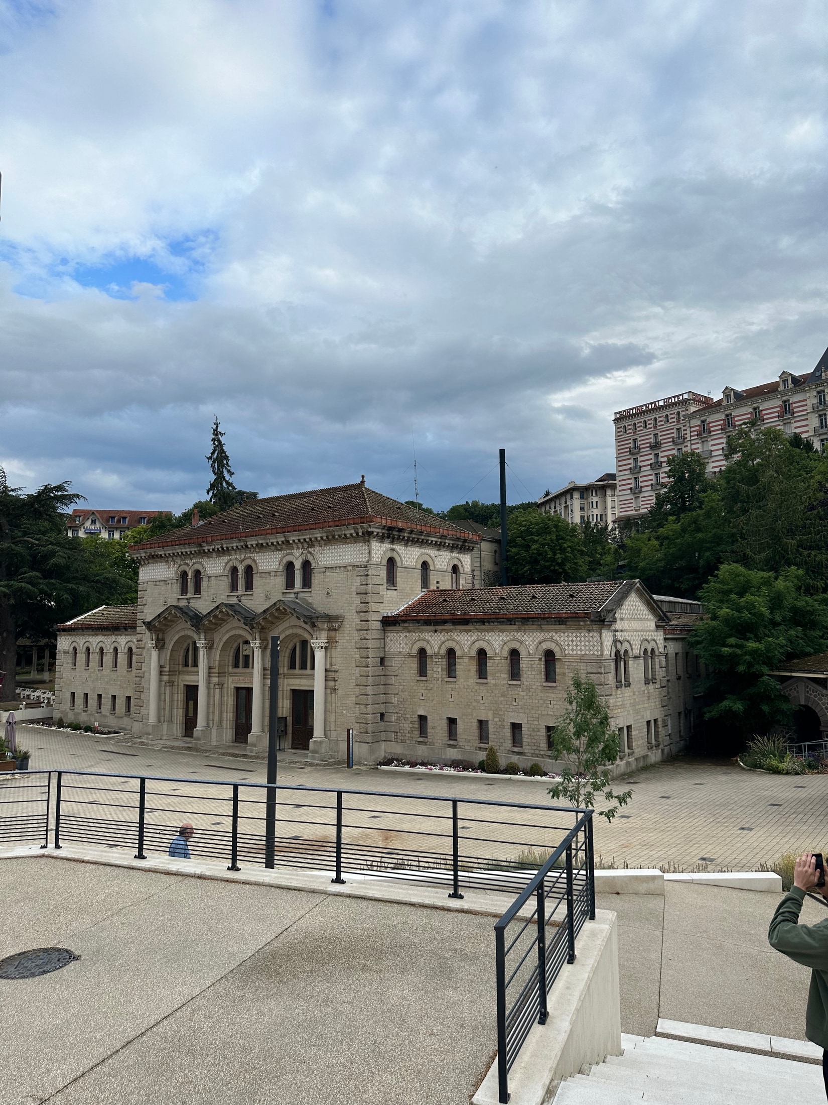 Belle-Époque-Thermengebäude mit historischer Fassade und weitem Vorplatz