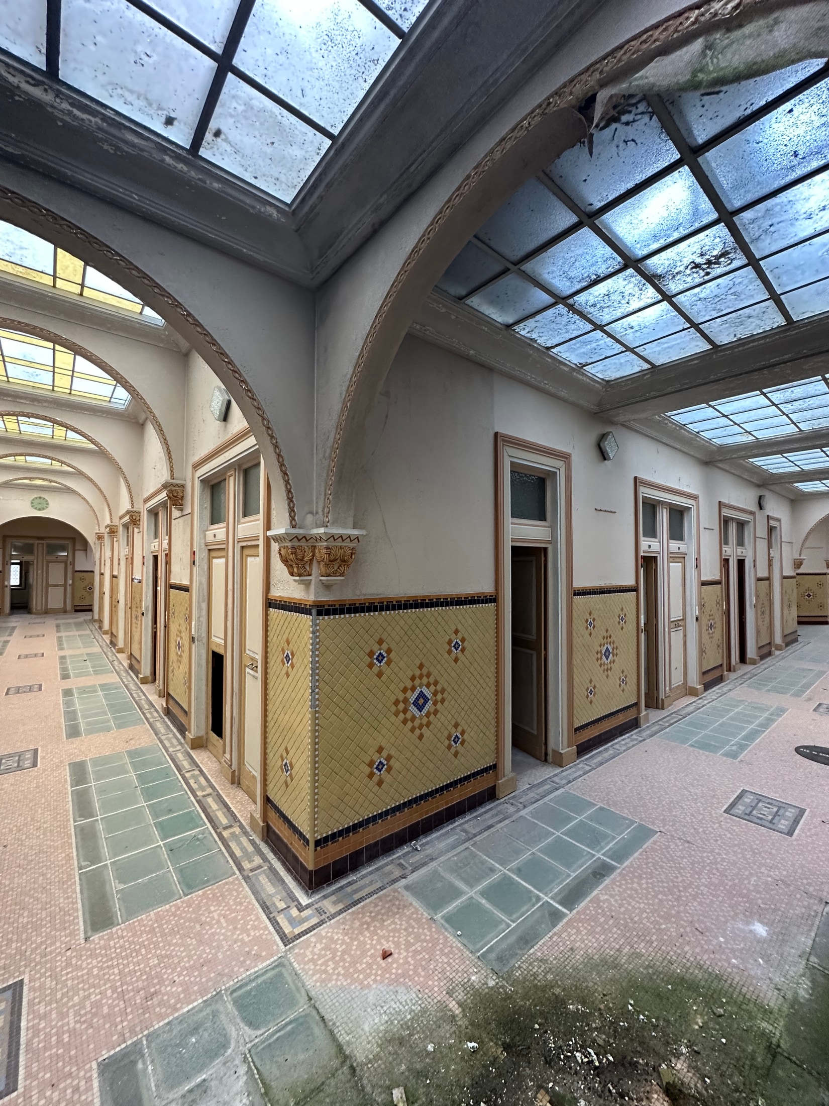 Wandelgang mit Bogenarchitektur, Mosaiken und durchscheinendem Glasdach