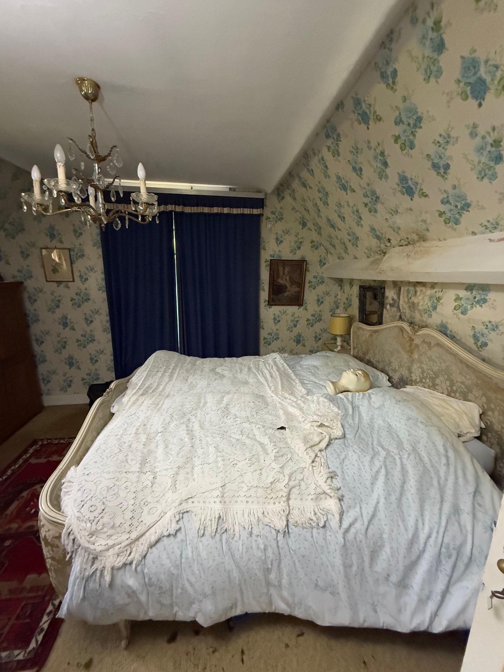 Schlafzimmer mit Himmelbett, Stofftapete und zurückgelassenen Details