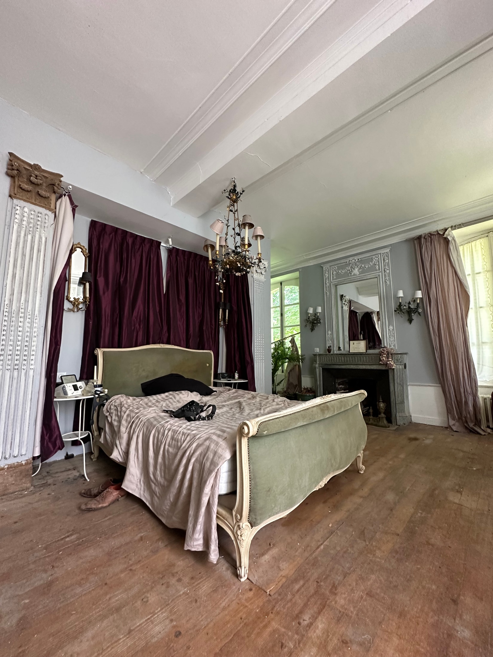 Zimmer mit Sofa, Vorhängen und zurückgelassenen Details
