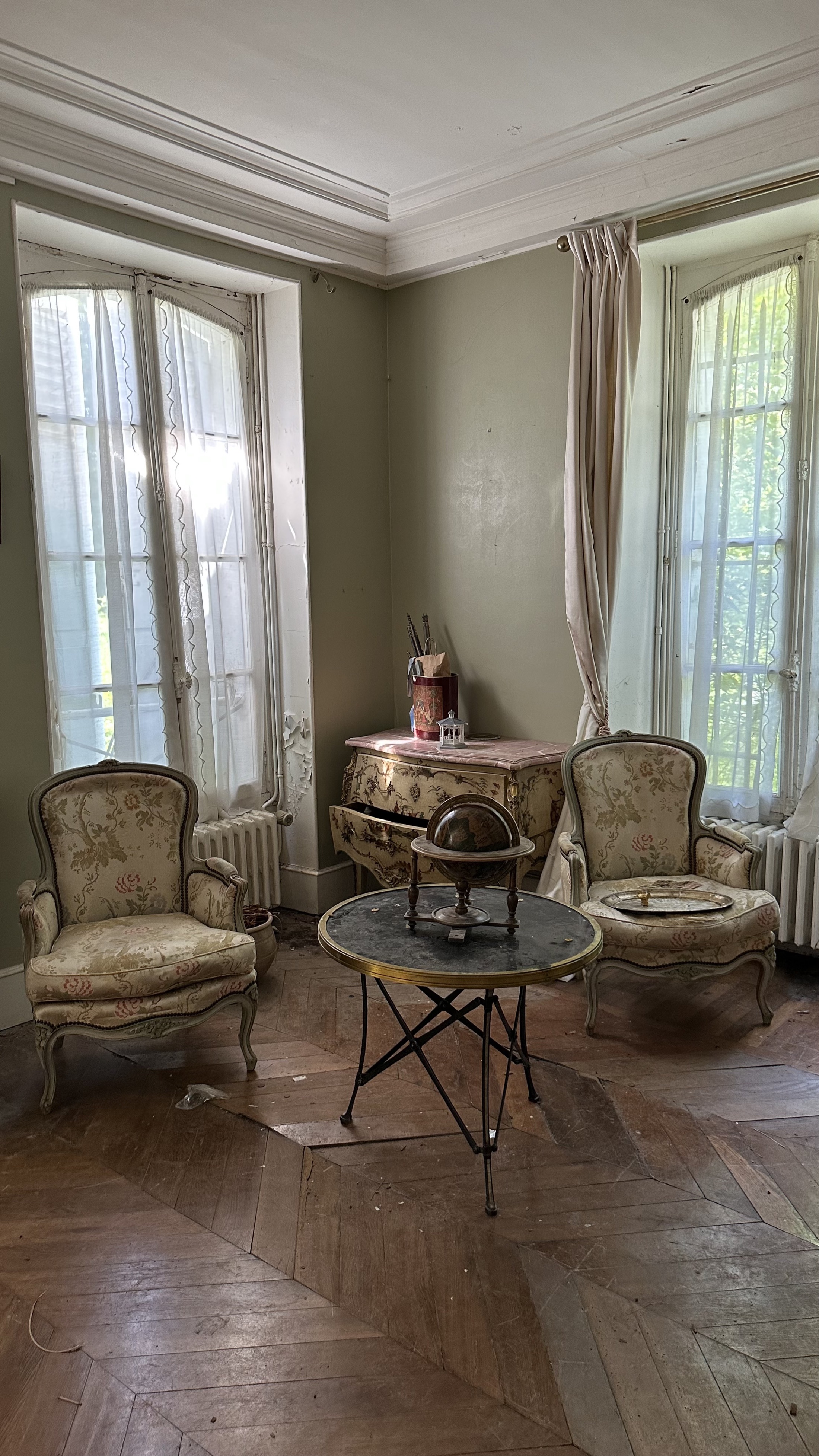 Salon mit alten Sesseln, Fensterlicht und stiller Eleganz