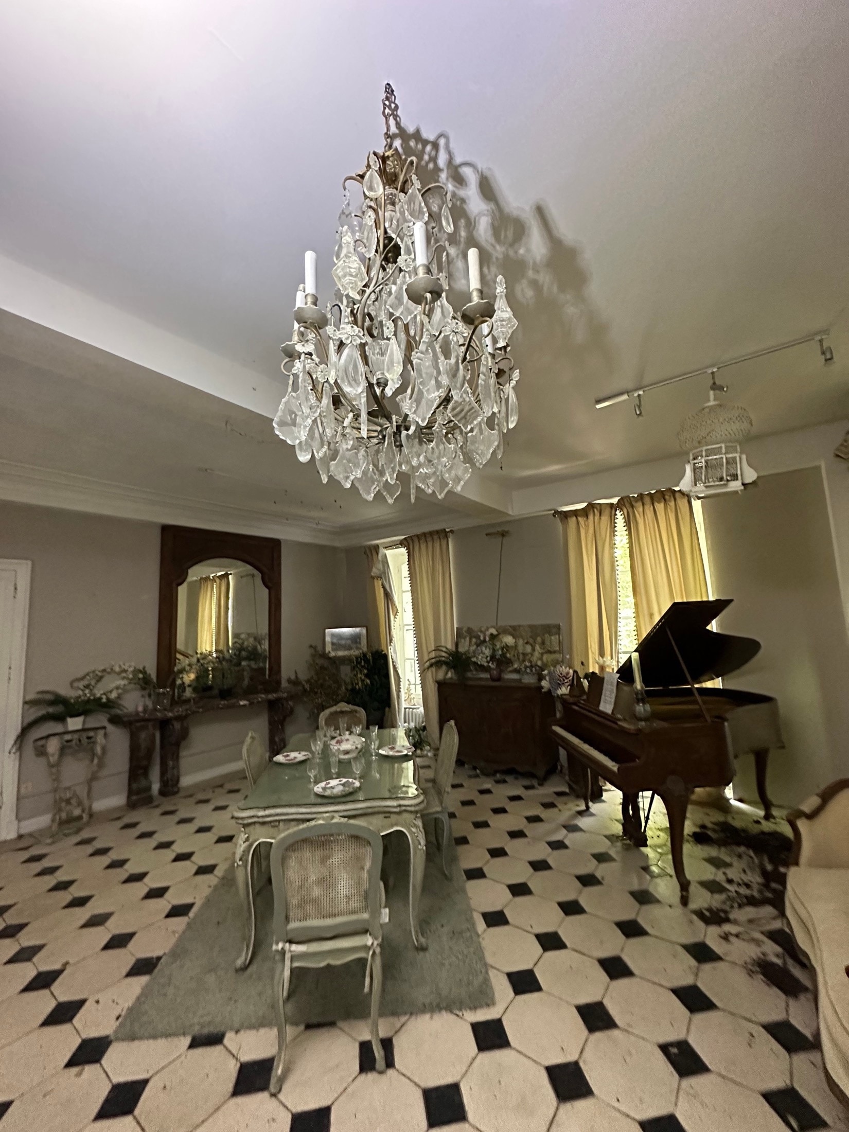 Esszimmer mit Kronleuchter und Schachbrettboden