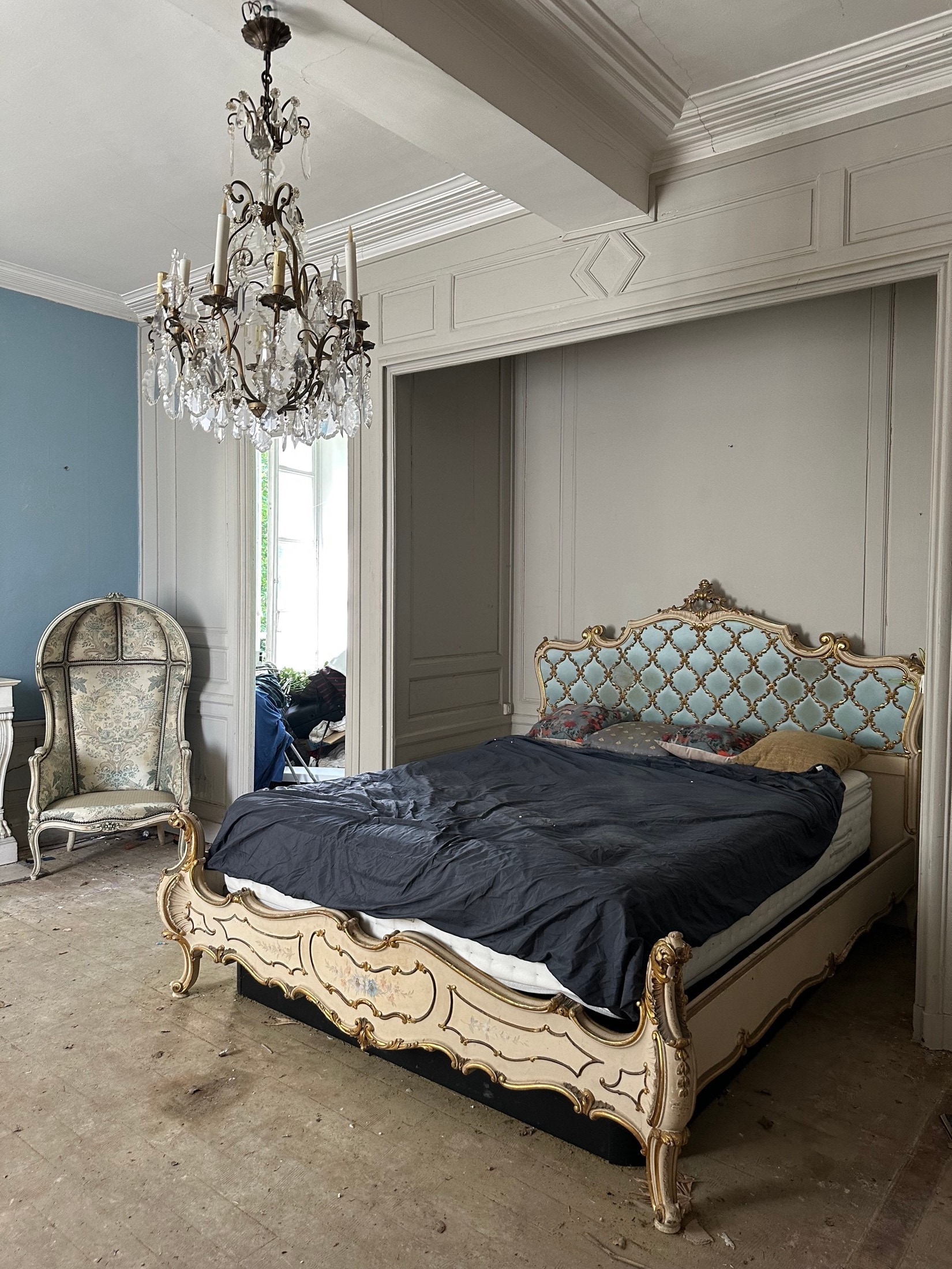 Schlafzimmer mit opulentem Bett und Staubspuren