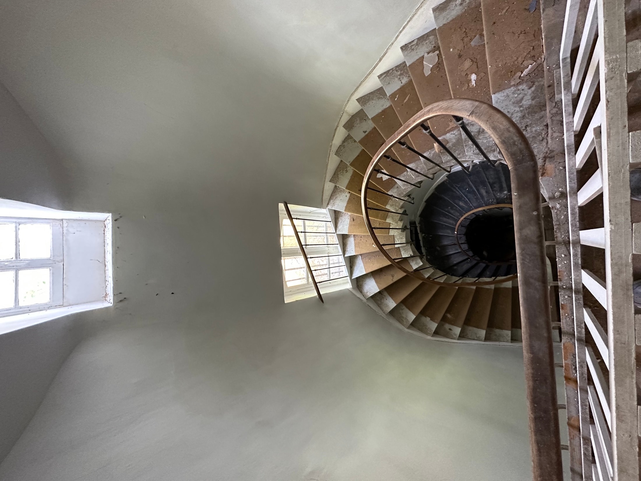Treppenhausperspektive mit Lichtschacht und Spiralform