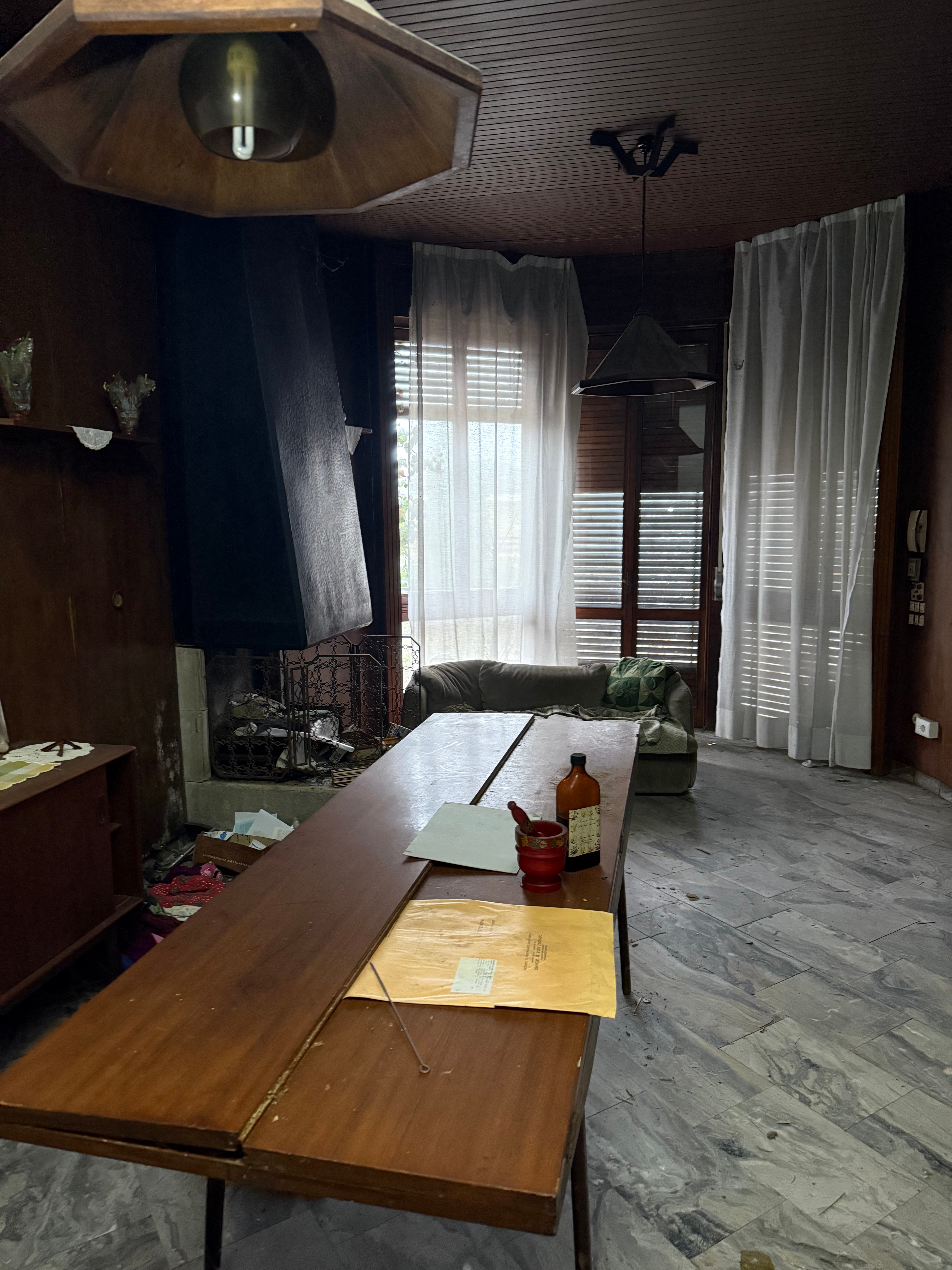 Innenraum der verlassenen Villa mit zurückgelassenen Möbeln