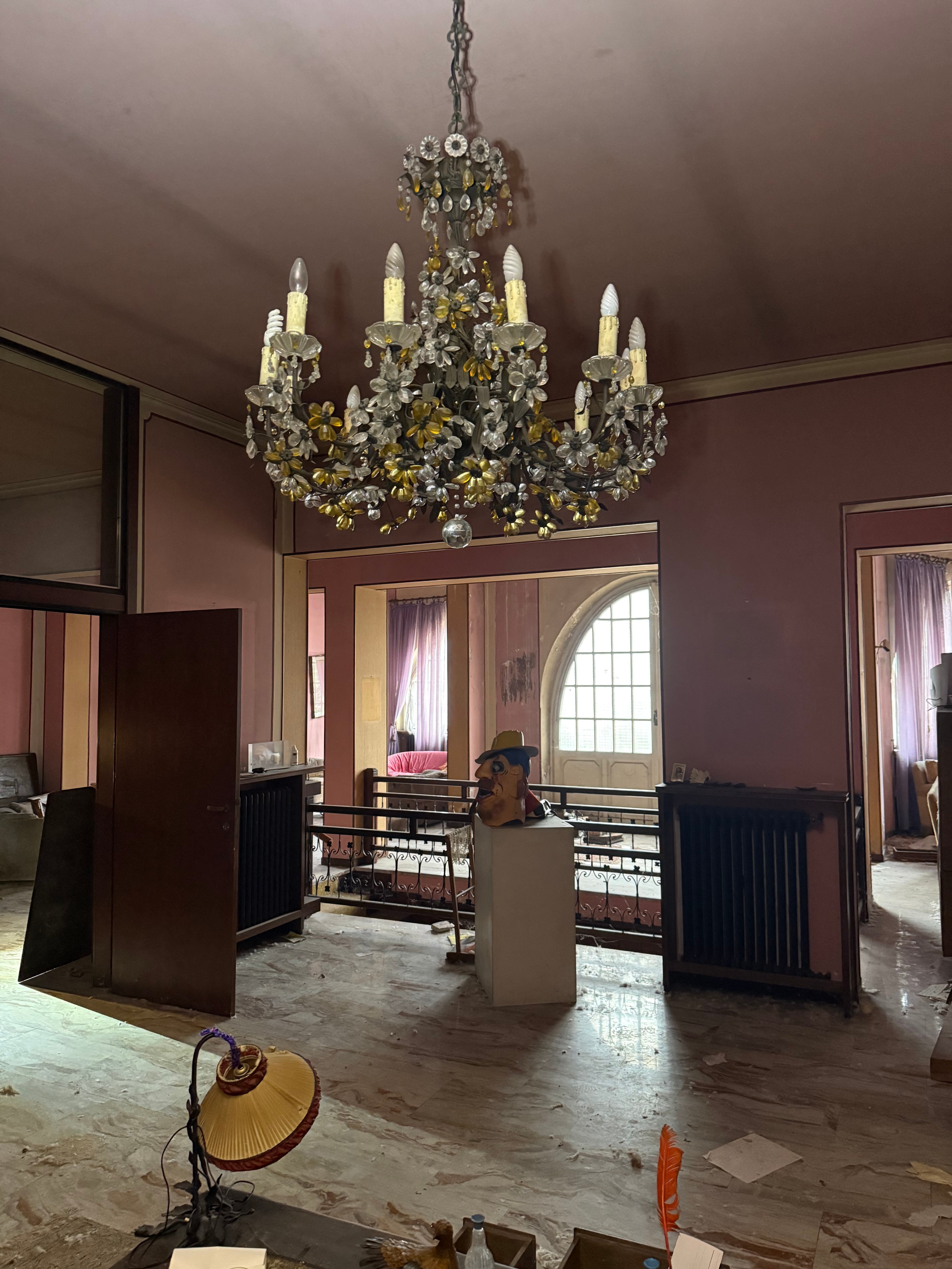 Historischer Wohnraum der Villa mit persönlichen Spuren
