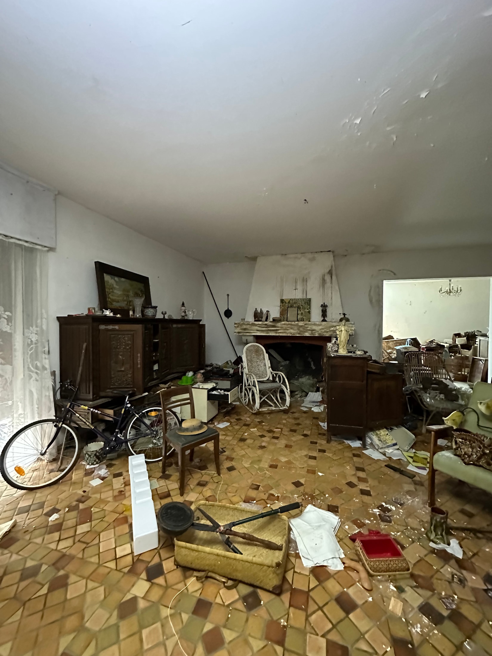 Chaotischer Wohnraum mit Möbeln, Gegenständen und Spuren von Verfall