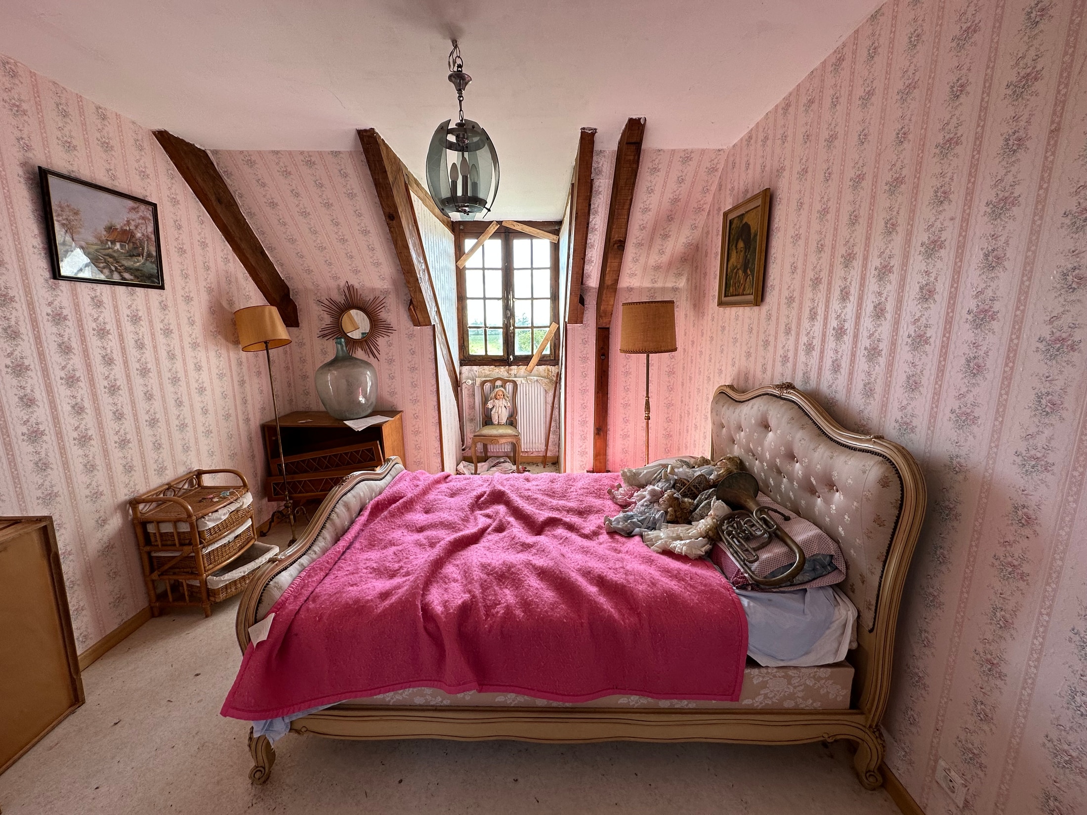 Rosafarbenes Schlafzimmer mit französischem Bett und melancholischer Stimmung
