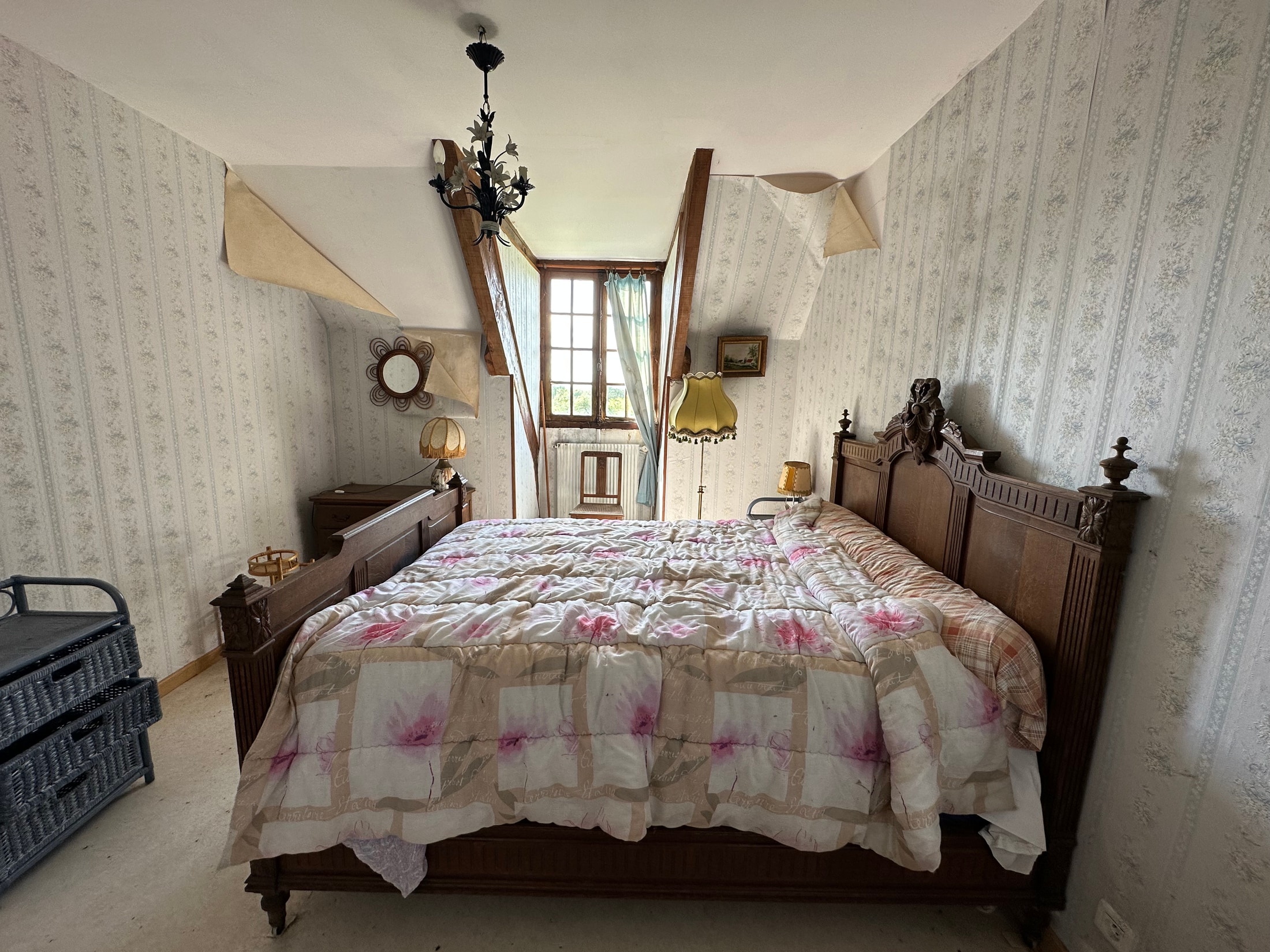 Schlafzimmer mit Holzdetails, Tapete und stillen Spuren früheren Lebens