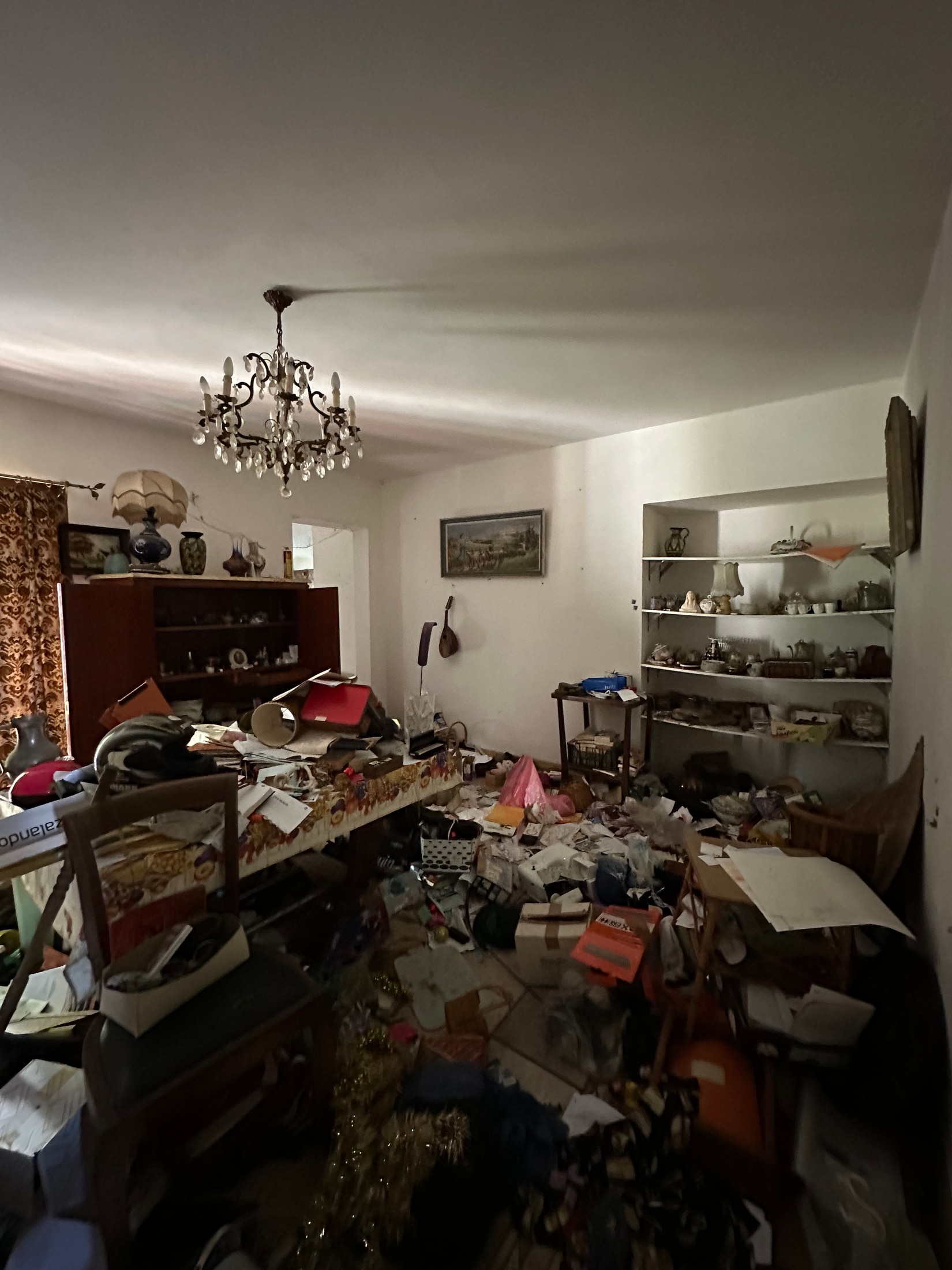 Dachboden oder Abstellraum mit Kisten, Erinnerungsstücken und Staubschichten
